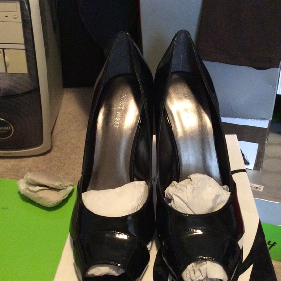 NEW, Nine West Black Patent Leather peep toe pumps - Picture 1 of 3